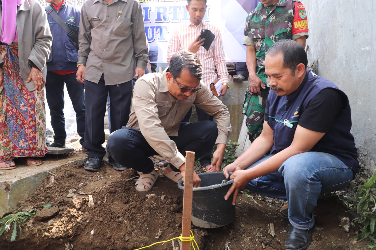 Wabup Helmi Gelar Peletakan Batu Pertama Bantuan Unit Rumah Tidak