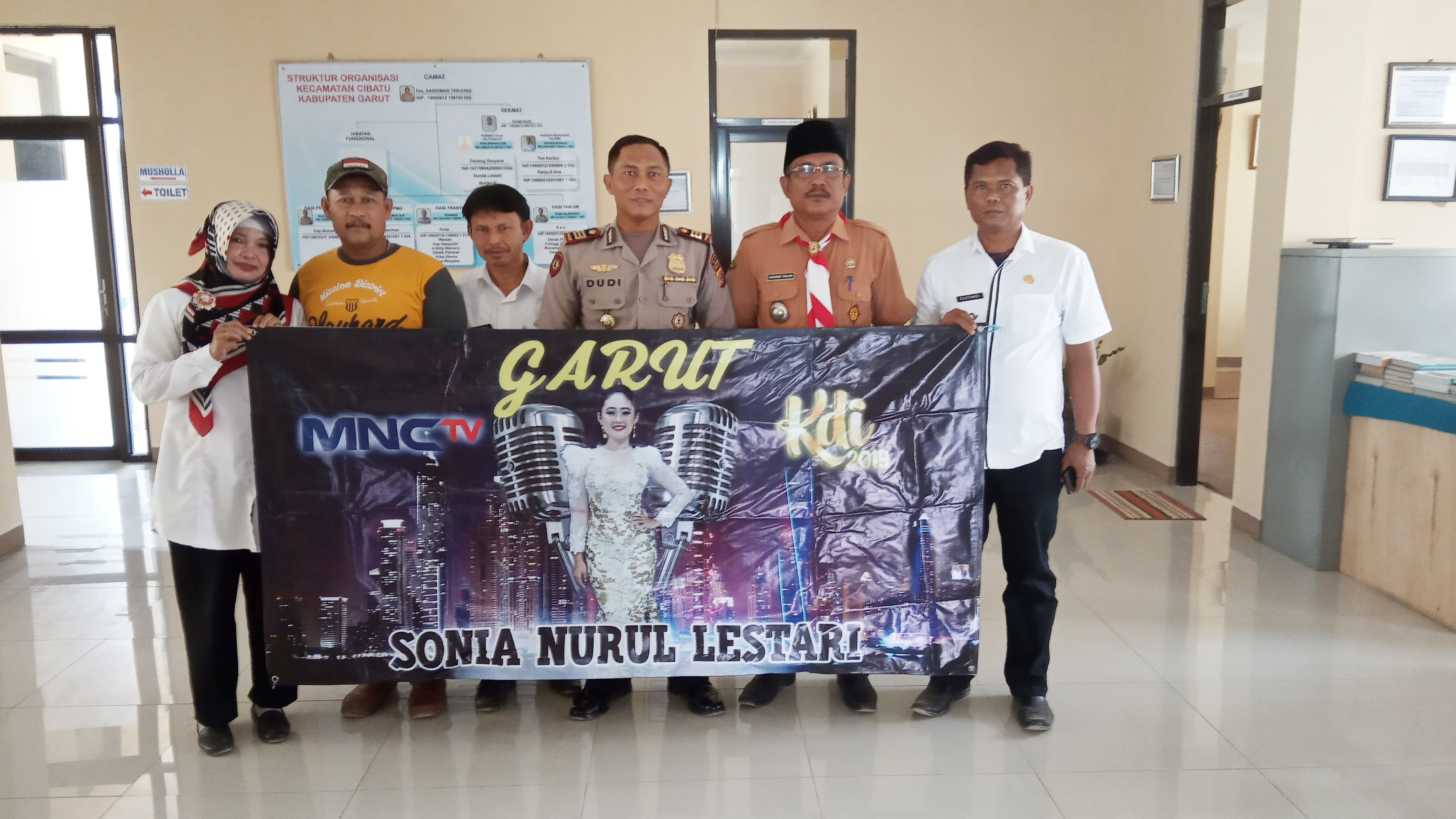 Ayah Sonia, Yana Mulyana (kedua kiri) bersama Camat dan Kapolsek Cibatu meminta dukungan dari seluruh lapisan dan masyarakat Kabupaten Garut.