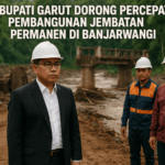 alt_text: Bupati Garut memantau proyek percepatan pembangunan Jembatan Banjarwangi.