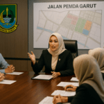 alt_text: Pedagang kaki lima di Jalan Pemda Garut sedang dipindahkan ke lokasi baru yang lebih tertata.