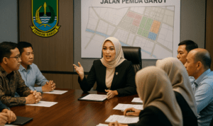 alt_text: Pedagang kaki lima di Jalan Pemda Garut sedang dipindahkan ke lokasi baru yang lebih tertata.