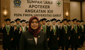 alt_text: Upacara pelantikan 41 apoteker baru di Uniga, berharap berkontribusi positif bagi Garut.