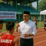 alt_text: Bupati Garut mengumumkan standar kebugaran baru untuk atlet Porprov dalam acara resmi.