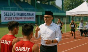 alt_text: Bupati Garut mengumumkan standar kebugaran baru untuk atlet Porprov dalam acara resmi.