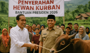 alt_text: Hewan kurban Presiden diserahkan, warga Sindangsari berseri-seri menerima dengan penuh syukur.