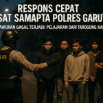 "Pelajar menepi saat polisi tiba; tawuran di Tarogong Kaler berhasil dicegah."