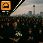 alt_text: Kerumunan di metro Teheran berkabung, foto Ali Khamenei menghiasi dinding.