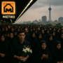 alt_text: Kerumunan di metro Teheran berkabung, foto Ali Khamenei menghiasi dinding.