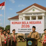 alt_text: Peserta bersemangat menyalakan api unggun di acara Kemah Bela Negara 2026, simbol cinta tanah air.