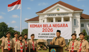 alt_text: Peserta bersemangat menyalakan api unggun di acara Kemah Bela Negara 2026, simbol cinta tanah air.