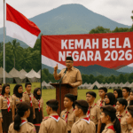 alt_text: Peserta Kemah Bela Negara berkumpul, memupuk cinta tanah air sambil mengibarkan bendera.
