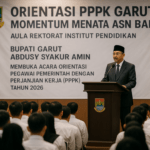 alt_text: Peserta orientasi PPPK Garut fokus memperhatikan pembicara di ruangan pelatihan ASN baru.