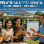 "alt_text": Pelatihan penjahit sepatu di Garut meningkatkan keterampilan dan peluang kerja industri lokal.