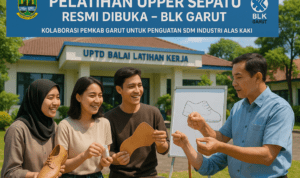 "alt_text": Pelatihan penjahit sepatu di Garut meningkatkan keterampilan dan peluang kerja industri lokal.