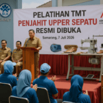 alt_text: Pelatihan penjahit sepatu di Garut, peserta belajar menjahit bagian atas sepatu.