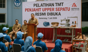 alt_text: Pelatihan penjahit sepatu di Garut, peserta belajar menjahit bagian atas sepatu.