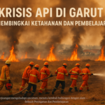 Kebakaran Lahan Rancabango—api menjalar di dekat rumah, mengancam permukiman sekitarnya.